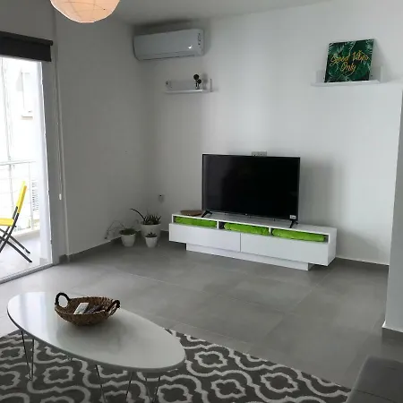 Cozy Flat In The Heart Of North --- 55-1 *