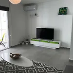 Cozy Flat In The Heart Of North --- 55-1 *