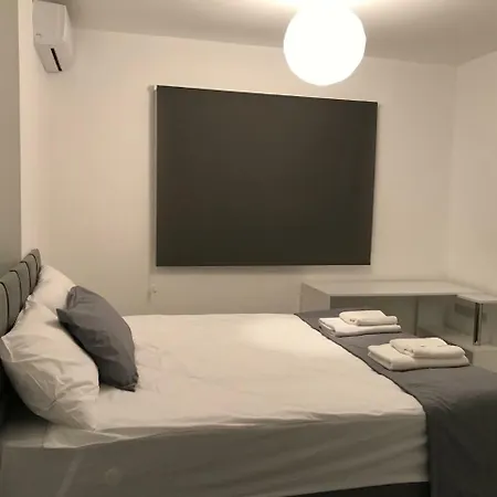 Cozy Flat In The Heart Of North --- 55-1