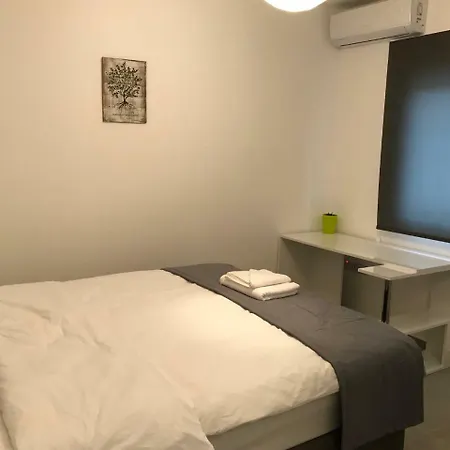 Apartman Cozy Flat In The Heart Of North --- 55-1 *