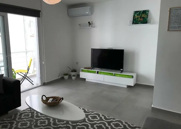 Cozy Flat In The Heart Of North --- 55-1 *